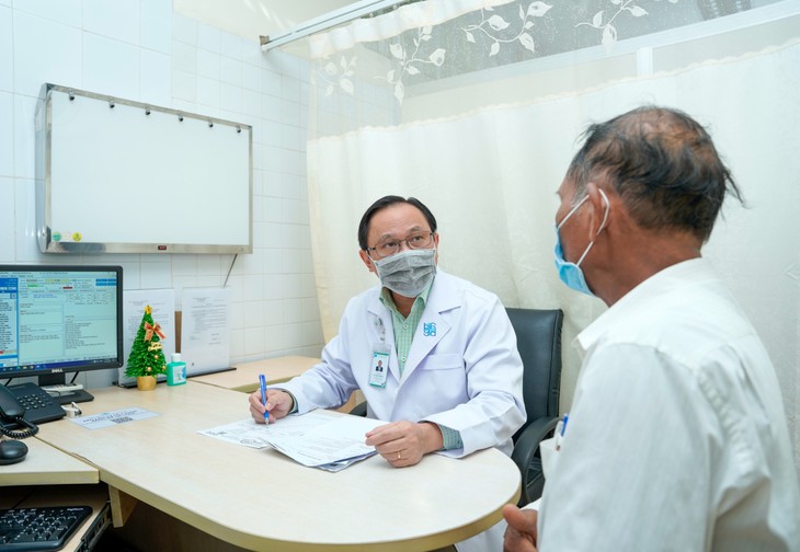 Táo bón ở người cao tuổi: Vì sao cần xử trí đúng cách? - Ảnh 1.
