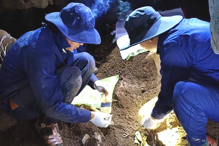 Từ thông tin người Lào cung cấp tìm thấy 1 hài cốt liệt sĩ, trong mộ có di vật khắc ký hiệu T62-07 - Ảnh 1.