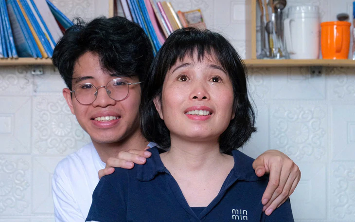 Tiếp sức đến trường: Lá đơn xin đóng chậm học phí đầy nước mắt của nữ sinh viên Quảng Trị không còn cha mẹ - Ảnh 6.