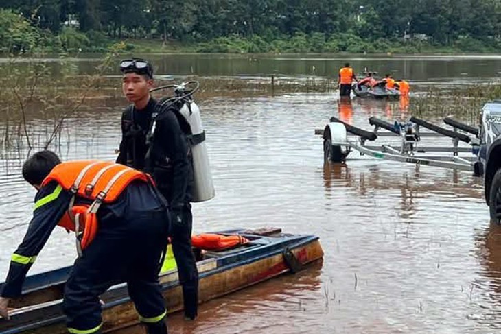 Ô tô bị nước cuốn xuống hồ ở Đồng Nai, xuyên đêm tìm người nghi mất tích - Ảnh 1.