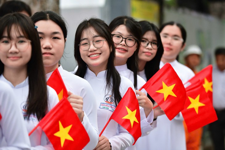 Có bao nhiêu khoản thu dịch vụ ngoài học phí ở TP.HCM? - Ảnh 1.
