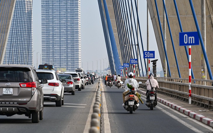 Giao thông qua cầu Nhật Tân ổn định sau khi tháo bỏ biển báo khoảng cách - Ảnh 2.