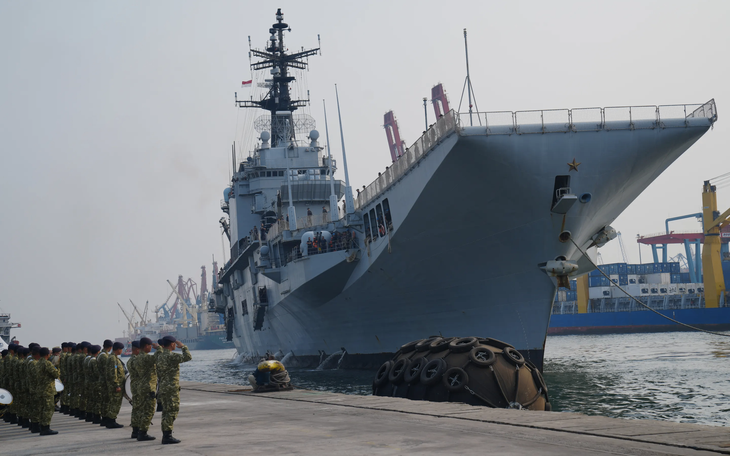 Máy bay Mỹ gặp nạn khi quay về tàu sân bay, phi công bung ghế thoát hiểm - Ảnh 2.