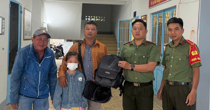 Nhặt được ba lô chứa 38 triệu đồng, 7 nhẫn vàng cùng iPad, hai người mang đến công an tìm chủ - Ảnh 1.