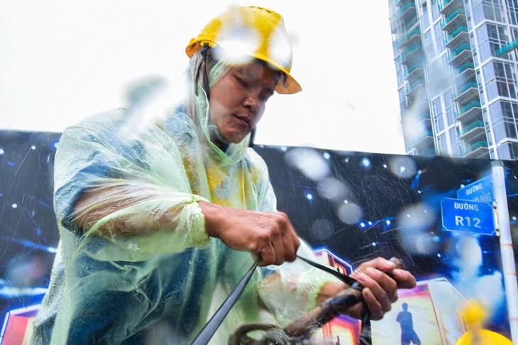 Bơm nước 'giải cứu' ngập chân cầu Ba Son phía Thủ Thiêm - Ảnh 6.