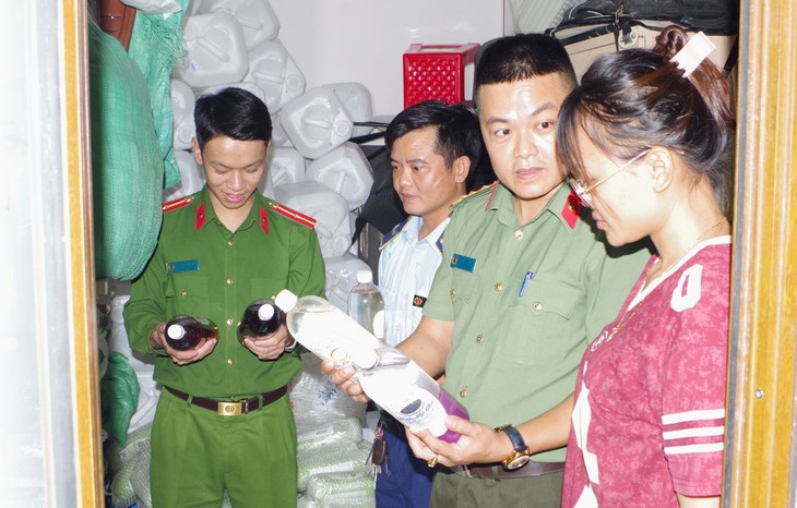 Mua hơn 1.300 lít rượu trôi nổi, gắn mác đặc sản Tây Bắc bán trên TikTok - Ảnh 1.