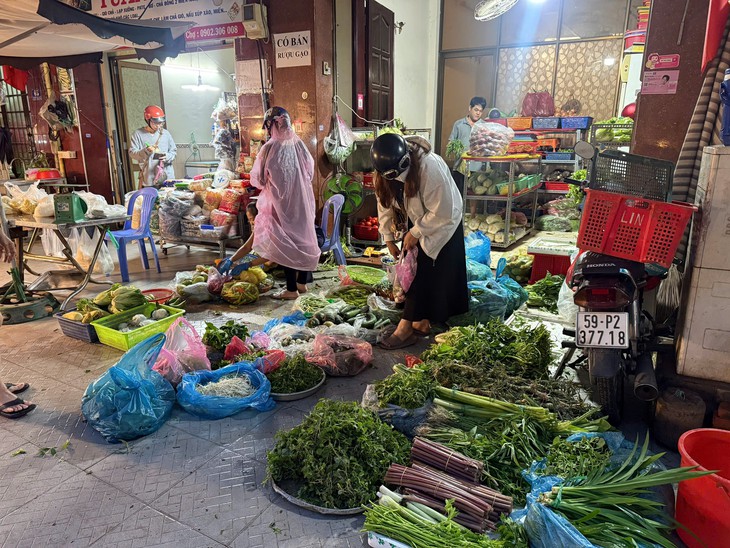 Vùng sản xuất bị ngập, sản lượng rau củ giảm mạnh, nhưng giá còn 'chấp nhận được' - Ảnh 2.