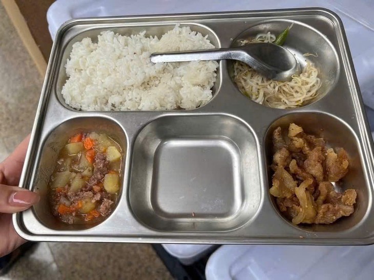 Nhiều băn khoăn sau phản ánh bữa ăn bán trú có "tóp mỡ" - Ảnh 2.
