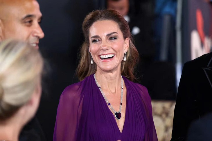 6 lần Kate Middleton đeo trang sức Hoàng gia quý hiếm - Ảnh 2.