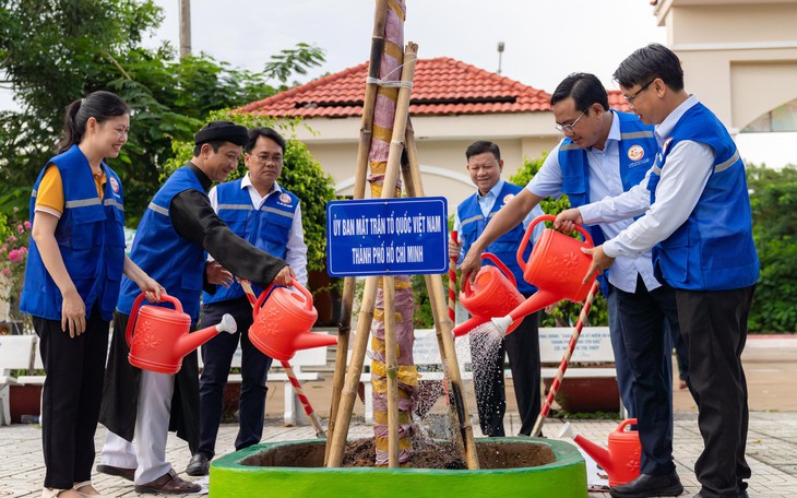 Các cơ sở tôn giáo góp sức tạo những 'điểm xanh' cho TP.HCM - Ảnh 6.
