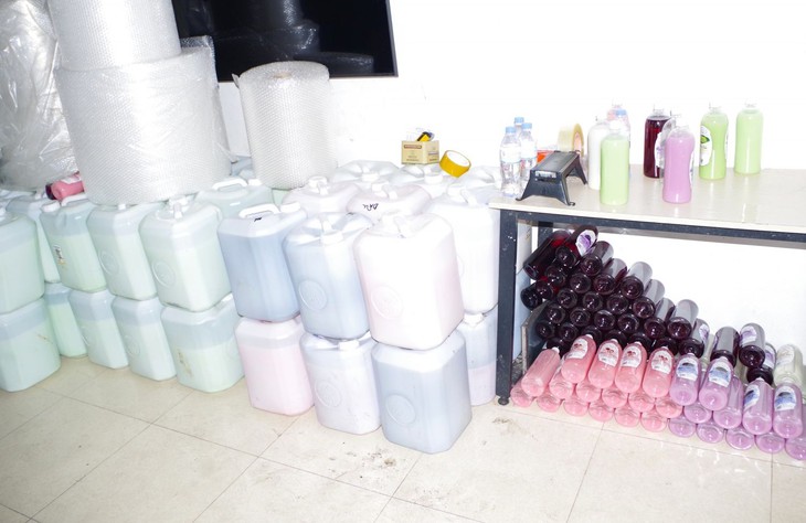 Mua hơn 1.300 lít rượu trôi nổi, gắn mác đặc sản Tây Bắc bán trên TikTok - Ảnh 2.