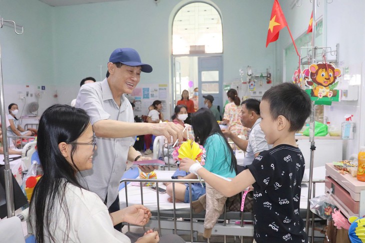Ông Johnathan Hạnh Nguyễn rơi nước mắt, tặng 900 triệu đồng cho bệnh nhi ung thư dịp tết Trung Thu - Ảnh 3.