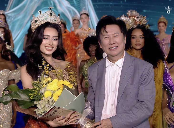 Emoura Phạm suýt rơi vương miện trên sân khấu Miss Grand International - Ảnh 2.