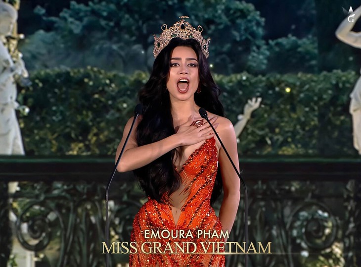 Emoura Phạm suýt rơi vương miện trên sân khấu Miss Grand International - Ảnh 1.