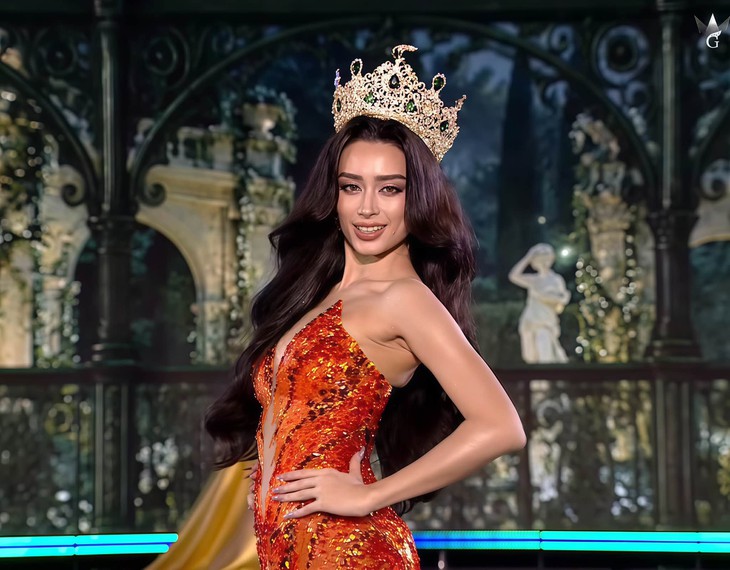 Emoura Phạm suýt rơi vương miện trên sân khấu Miss Grand International - Ảnh 3.