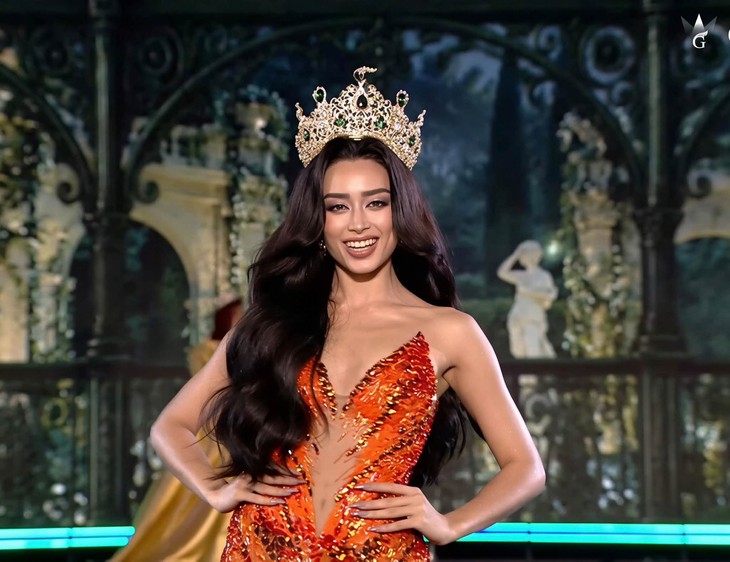 Emoura Phạm suýt rơi vương miện trên sân khấu Miss Grand International - Ảnh 4.