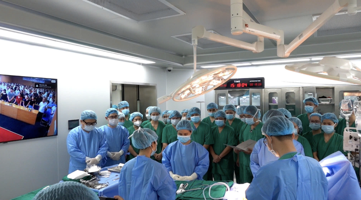 Xúc động khoảnh khắc y bác sĩ bật khóc, tiễn đồng nghiệp chết não hiến tạng cứu người - Ảnh 1.