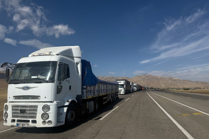 Hàng dài xe tải kéo dài gần 10km kẹt cứng trước cửa khẩu Thổ Nhĩ Kỳ - Iran - Ảnh 1.