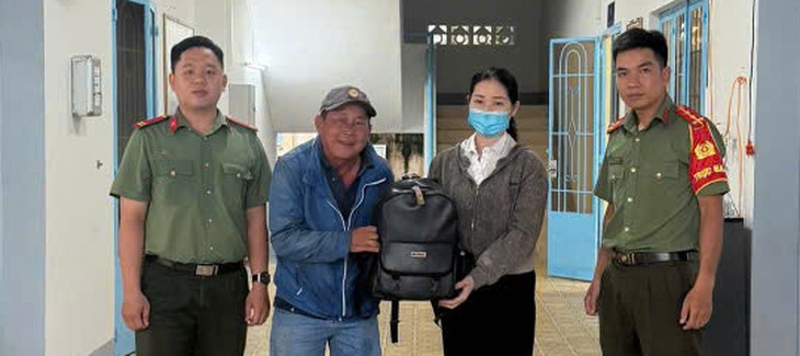 Nhặt được ba lô chứa 38 triệu đồng, 7 nhẫn vàng cùng iPad, hai người mang đến công an tìm chủ - Ảnh 2.