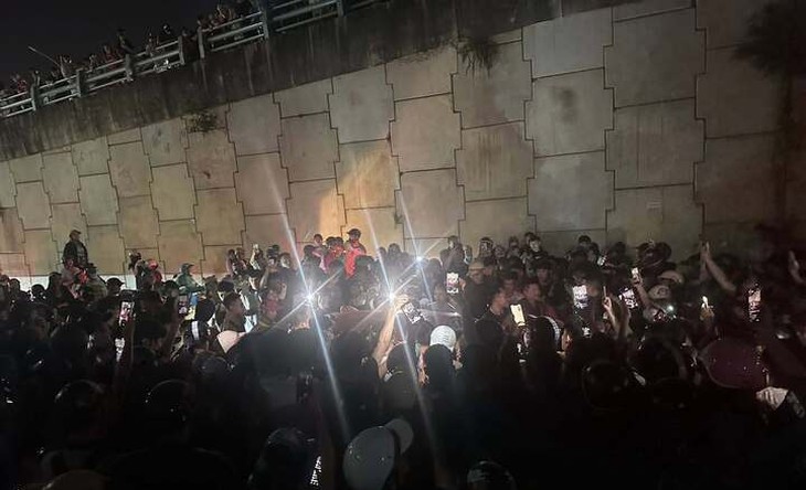 Một phụ nữ chặn ô tô nghi đánh ghen, đám đông vây kín livestream, đăng mạng xã hội - Ảnh 3.