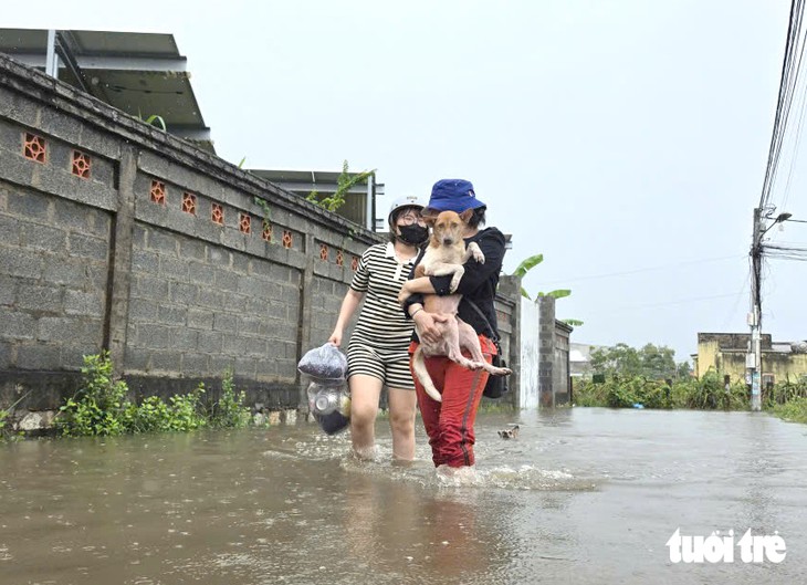 Hồ chứa xả nước, vùng hạ du ở Bình Thuận cũ ngập lênh láng - Ảnh 1.