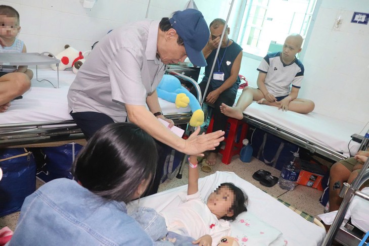 Ông Johnathan Hạnh Nguyễn rơi nước mắt, tặng 900 triệu đồng cho bệnh nhi ung thư dịp tết Trung Thu - Ảnh 4.