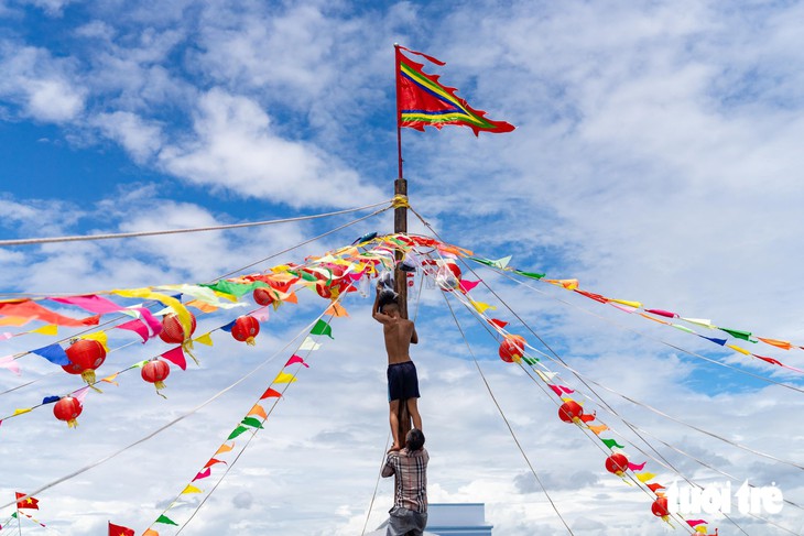 Leo cột mỡ ở Lễ hội Nghinh Ông, nhóm thanh niên Cần Giờ giành thưởng hơn 22 triệu đồng - Ảnh 21.