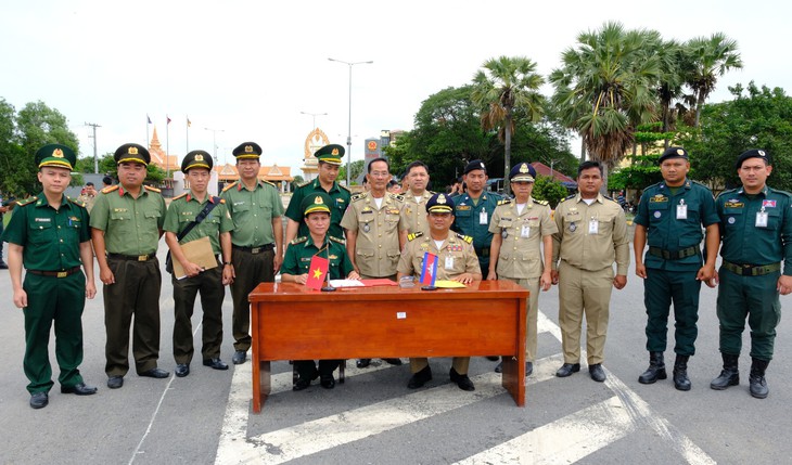 Phát hiện 1 đối tượng truy nã khi tiếp nhận 23 người Campuchia trao trả qua Cửa khẩu quốc tế Bình Hiệp - Ảnh 1.