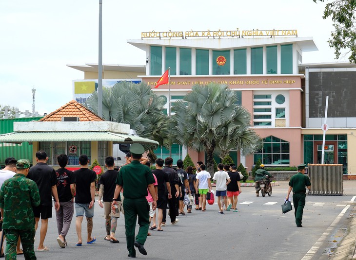 Phát hiện 1 đối tượng truy nã khi tiếp nhận 23 người Campuchia trao trả qua Cửa khẩu quốc tế Bình Hiệp - Ảnh 2.