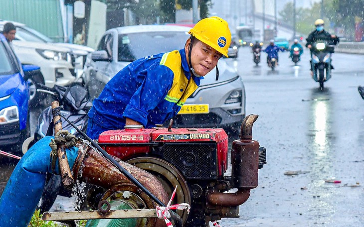 Nước lên theo lịch trăng, sao TP.HCM vẫn bị động với ngập? - Ảnh 2.