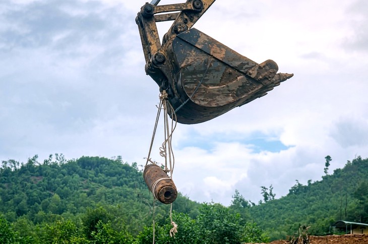 San đất làm nghĩa trang, phát hiện quả bom dài hơn 1,5m, nặng 240kg - Ảnh 2.