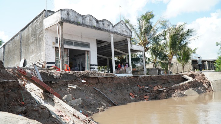 Giữa mùa nước nổi mà lo hạn mặn khốc liệt vì El Nino - Bài 2: Sạt lở đang 'bủa vây' miền Tây - Ảnh 3.