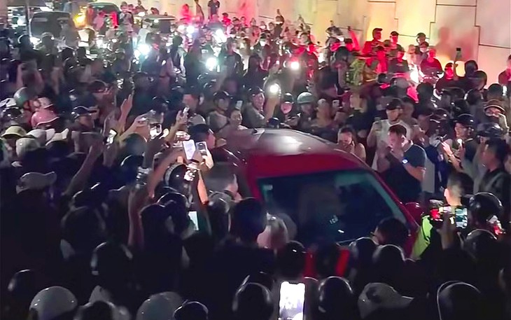 Từ đám đông vây ô tô ở Thái Nguyên đến vụ livestream tại bệnh viện: Đứng xem, quay clip thế nào có thể bị xử lý? - Ảnh 4.