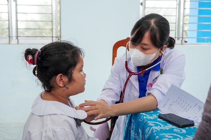 Trao nhiều phần quà, khám bệnh và cắt tóc miễn phí cho học sinh ở ‘vùng rừng’ Cà Mau - Ảnh 3.