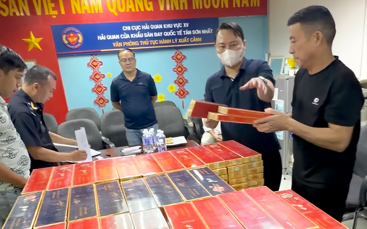 Mua thuốc lá lậu về bán, 4 người một gia đình Đắk Lắk bị khởi tố - Ảnh 2.