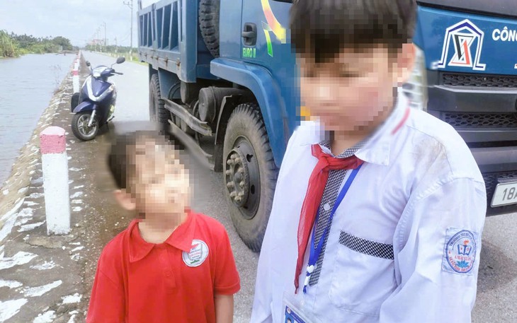 Nam sinh lớp 11 lao xuống dòng nước sâu cứu hai em nhỏ - Ảnh 2.