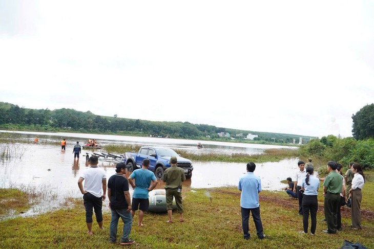 Vụ ô tô bị nước cuốn ở Đồng Nai: Tìm thấy thi thể một phụ nữ, tiếp tục tìm chiếc xe - Ảnh 2.