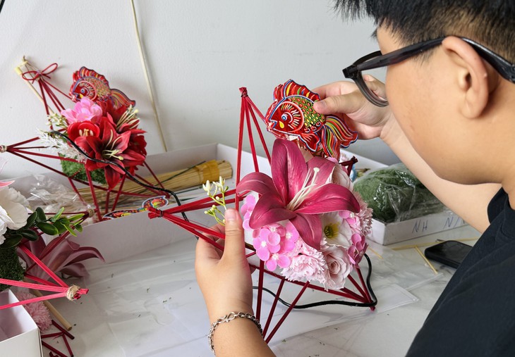Hot trend lồng đèn hoa, chủ shop làm tới 5g sáng để kịp giao khách - Ảnh 3.