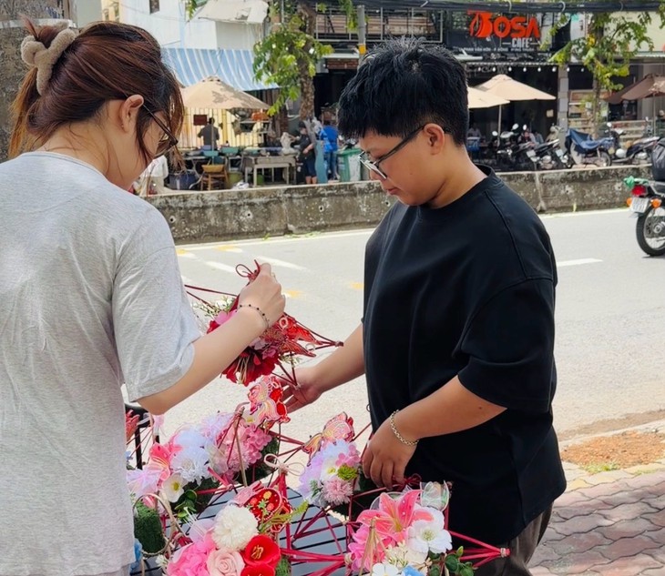 Hot trend lồng đèn hoa, chủ shop làm tới 5g sáng để kịp giao khách - Ảnh 5.