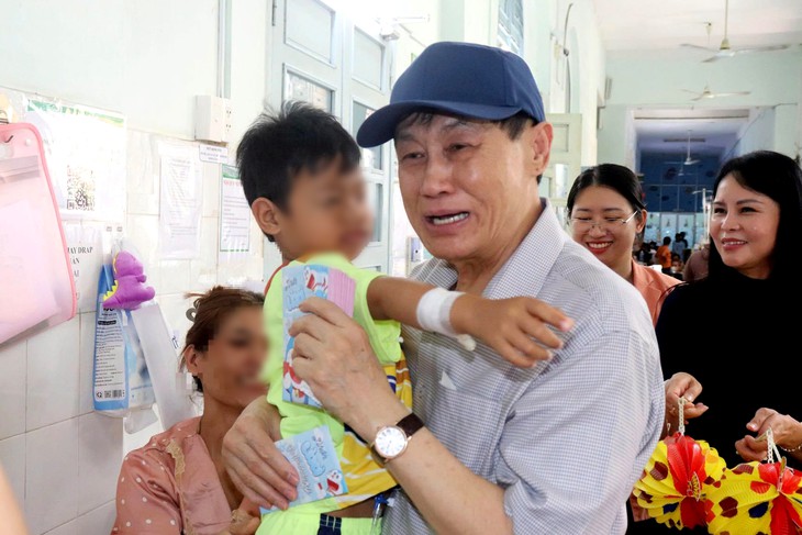 Ông Johnathan Hạnh Nguyễn rơi nước mắt, tặng 900 triệu đồng cho bệnh nhi ung thư dịp tết Trung Thu - Ảnh 2.