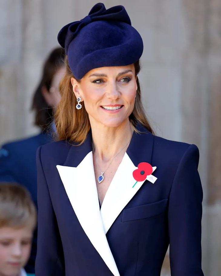 6 lần Kate Middleton đeo trang sức Hoàng gia quý hiếm - Ảnh 7.