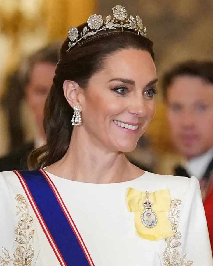 6 lần Kate Middleton đeo trang sức Hoàng gia quý hiếm - Ảnh 5.