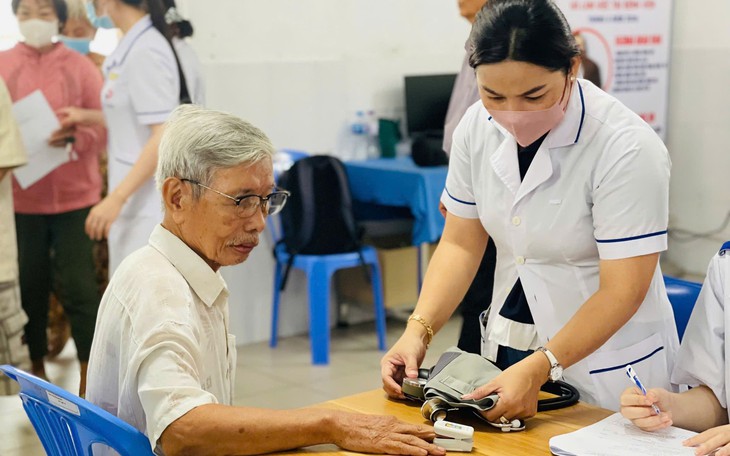 Người cao tuổi không đi lại được sẽ được khám sức khỏe miễn phí thế nào? - Ảnh 3.