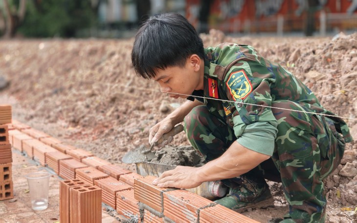 Dầm mưa nặng hạt quy tập hài cốt liệt sĩ vừa hé lộ tại công viên Lê Thị Riêng - Ảnh 5.