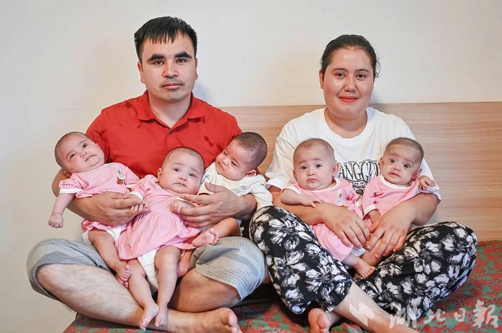 Chăm 5 con sinh non, mẹ trẻ không ngủ yên suốt 3 tháng - Ảnh 1.