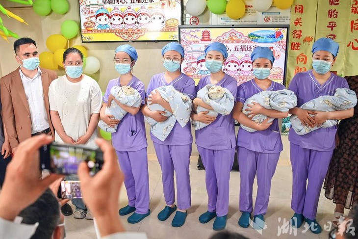 Chăm 5 con sinh non, mẹ trẻ không ngủ yên suốt 3 tháng - Ảnh 2.