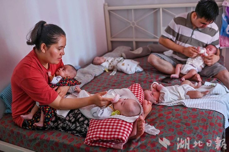 Chăm 5 con sinh non, mẹ trẻ không ngủ yên suốt 3 tháng - Ảnh 3.