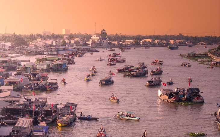 Khách Việt tham quan mỏ đá muối 700 năm tuổi, đồi Thánh giá và vùng đệm phi quân sự duy nhất trên thế giới - Ảnh 9.