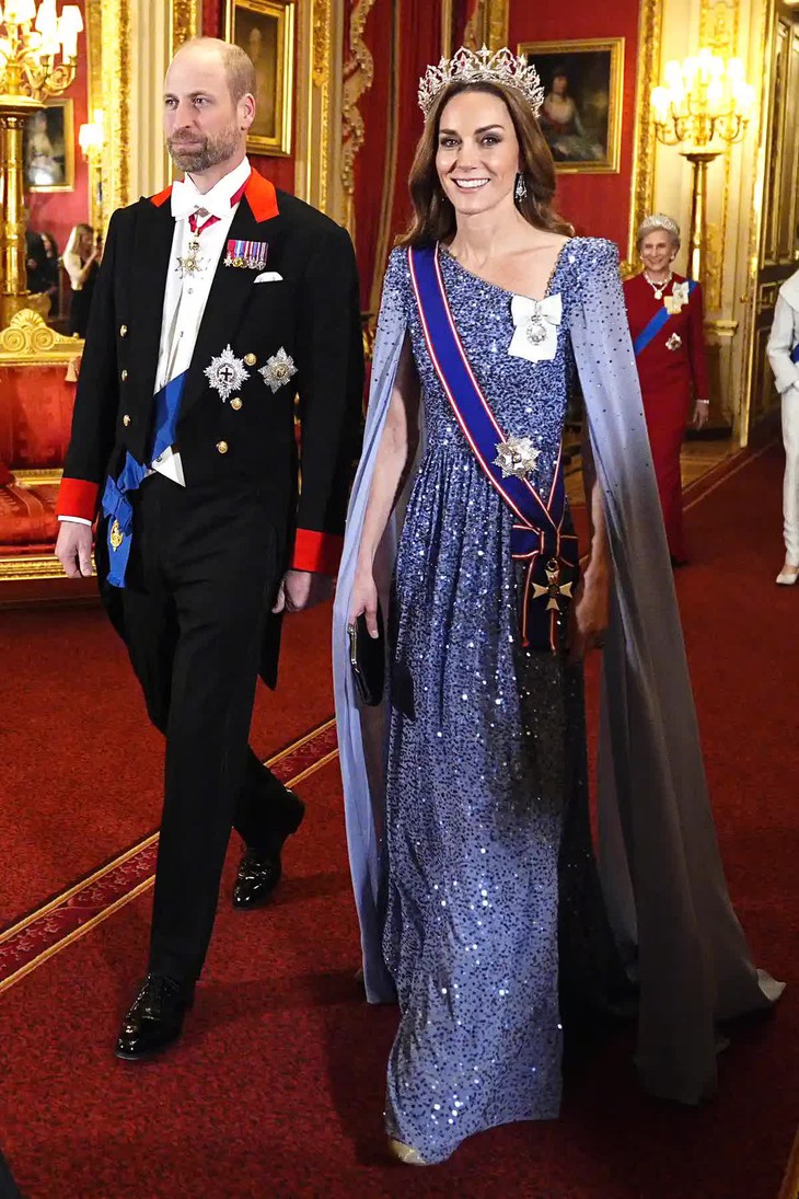6 lần Kate Middleton đeo trang sức Hoàng gia quý hiếm - Ảnh 6.