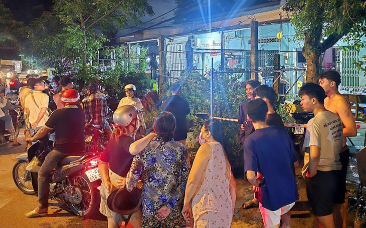 Khởi tố người chồng đâm vợ tử vong do nghi ngoại tình, rồi lái xe rời đi và gây tai nạn - Ảnh 2.